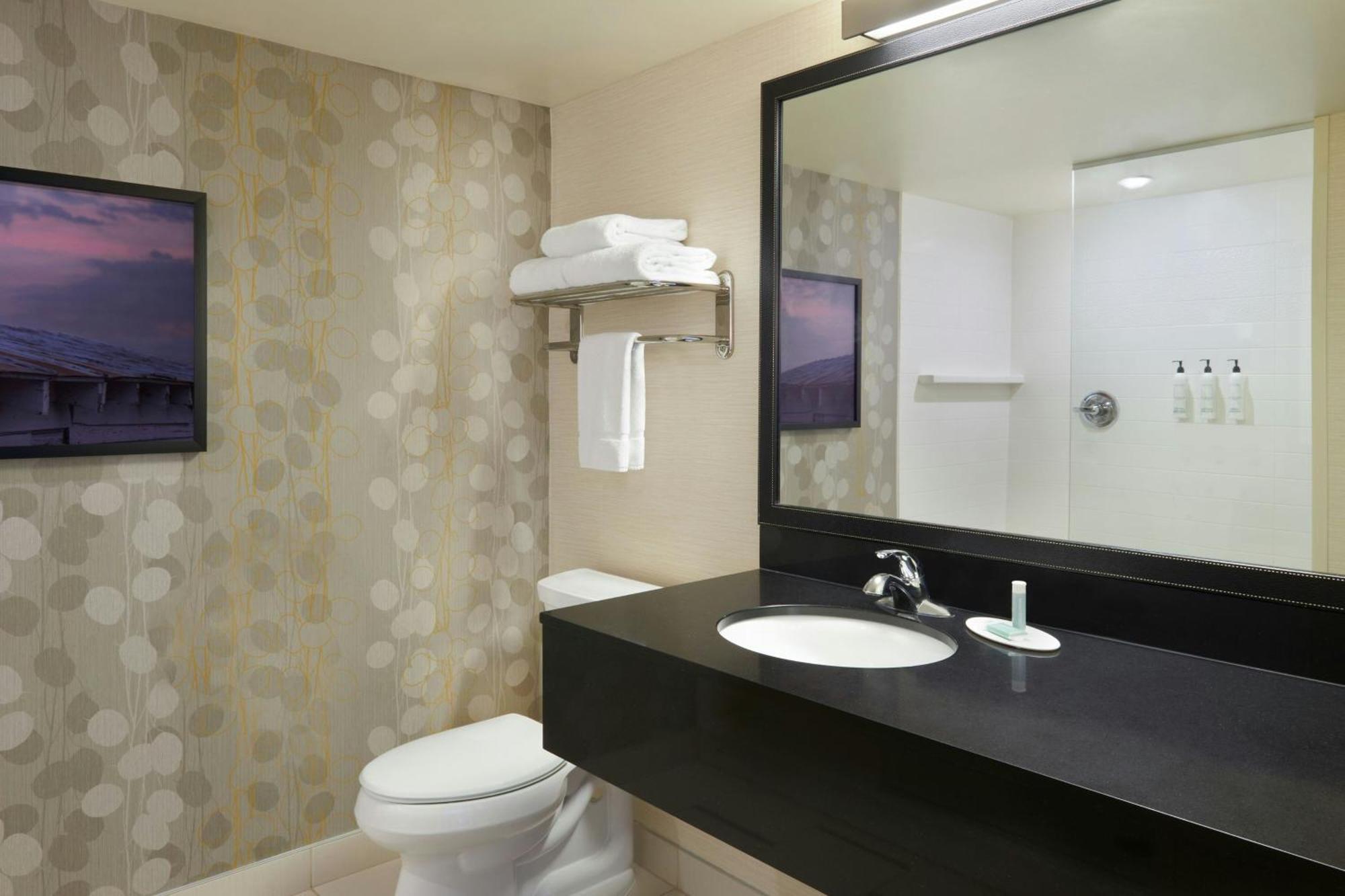 Fairfield & By Marriott Downtown Hotel Calgary